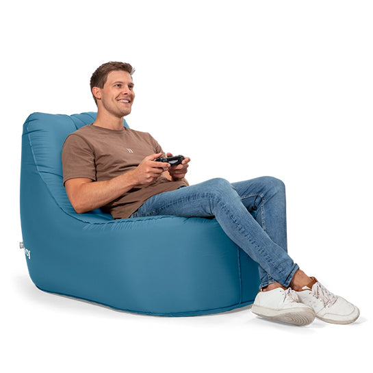 Herr. E-zy Chair – Patrol Blue – selbstaufblasend – Sitzsack – inklusive leistungsstarker Powerbank und Tragetasche